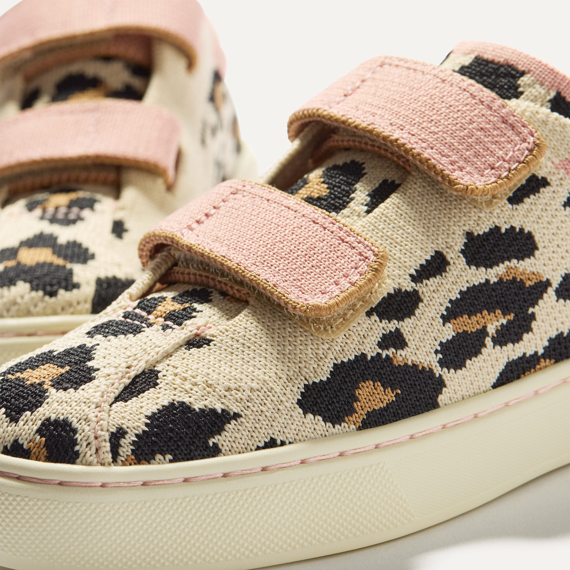 068_Kids_Strap_Sneaker_Style_Cat_Blush_Toe_detail_Macro_1444.jpg