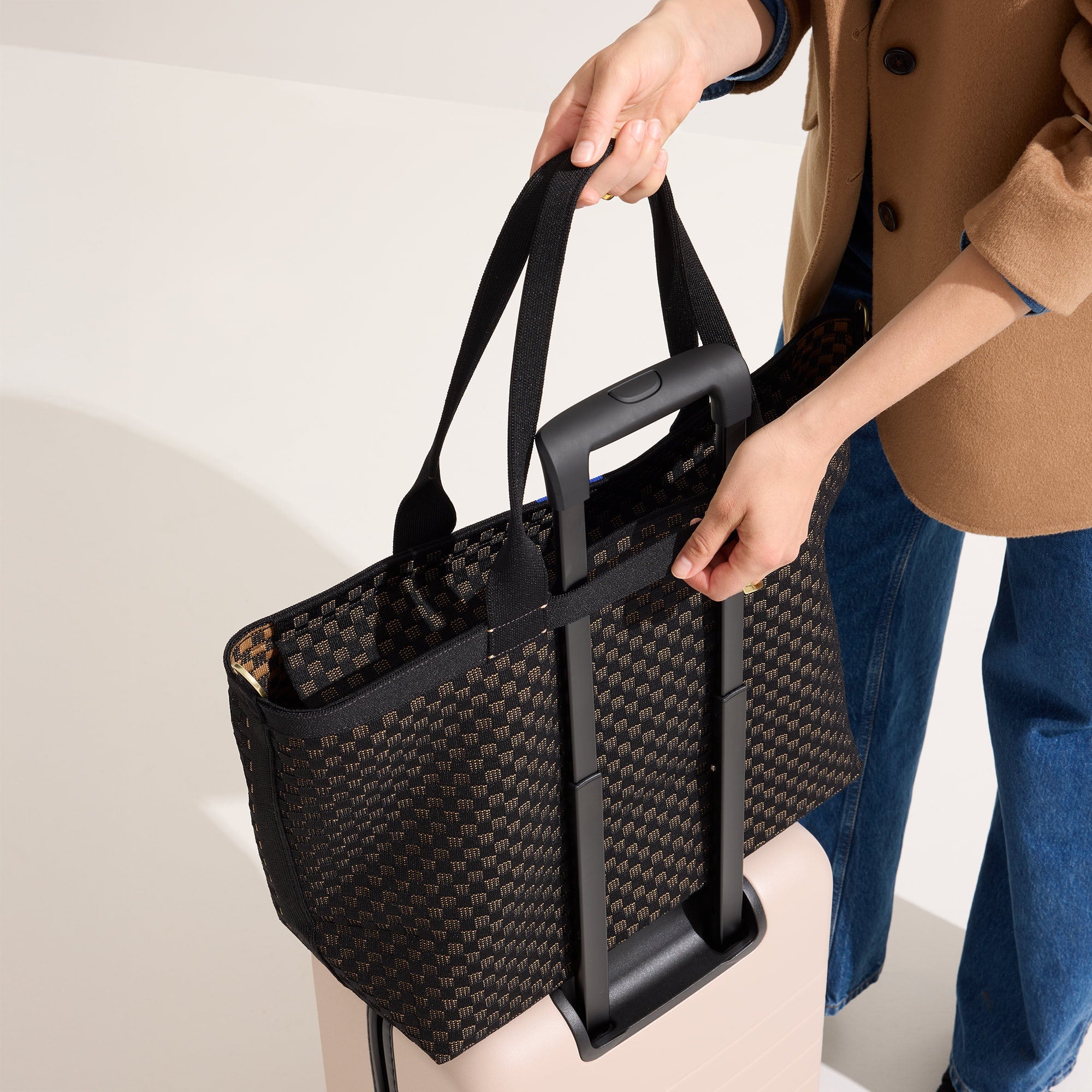 249_BuckleClog_BlackBoucle_On-Figure_1202.jpg